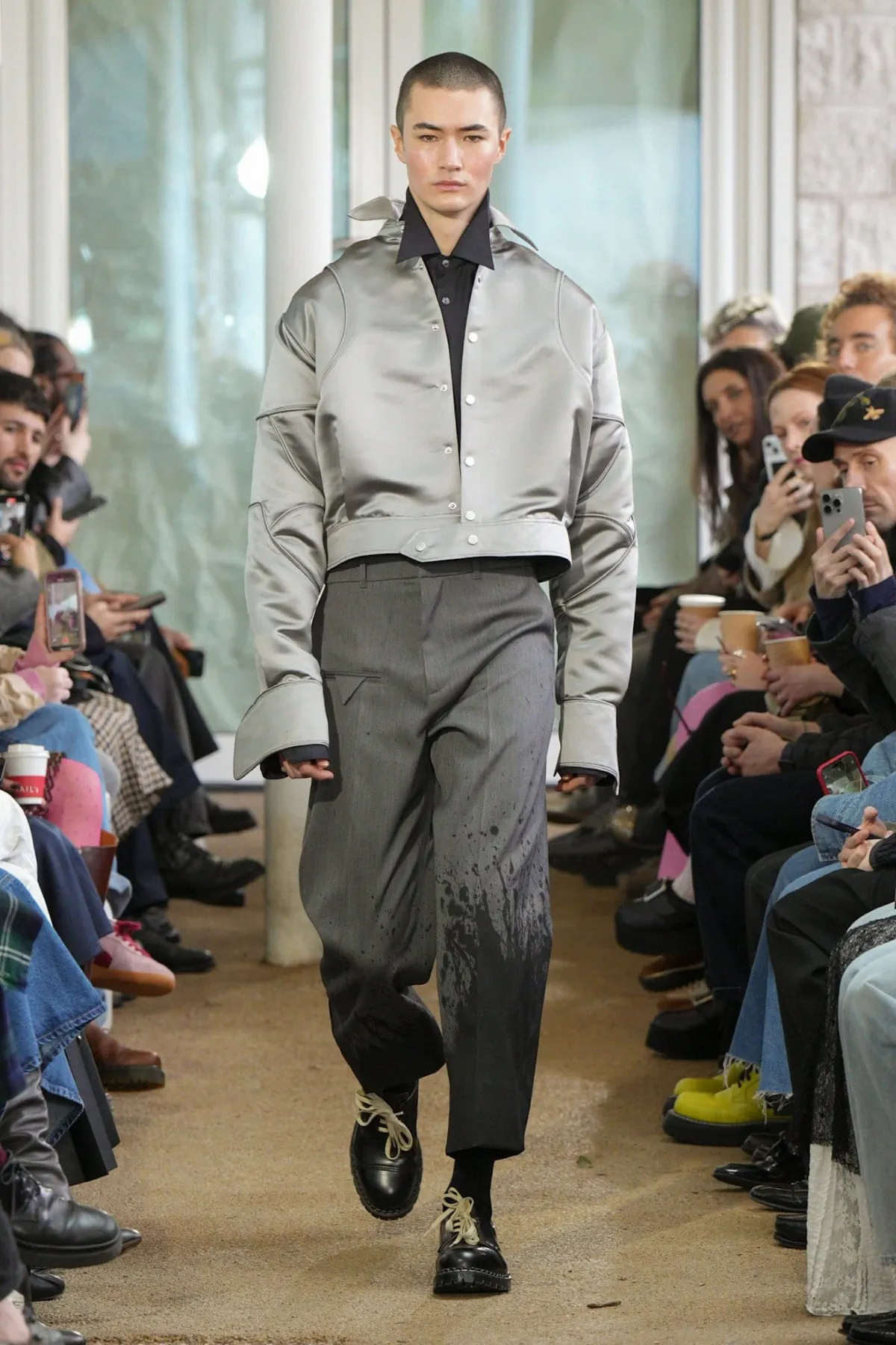 Denzilpatrick crée des armures pour le guerrier d'aujourd'hui avec des tissus hérités du passé pour l'automne 2025