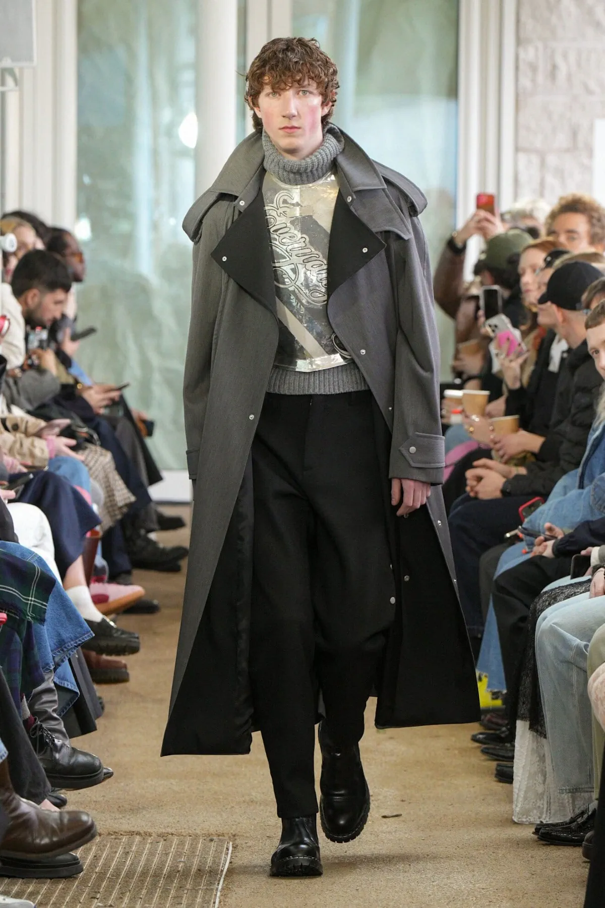 Denzilpatrick crée des armures pour le guerrier d'aujourd'hui avec des tissus hérités du passé pour l'automne 2025