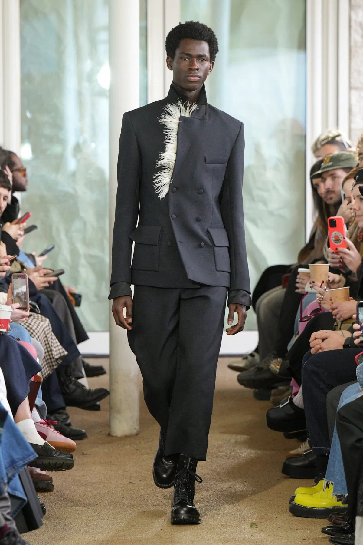 Denzilpatrick crée des armures pour le guerrier d'aujourd'hui avec des tissus hérités du passé pour l'automne 2025