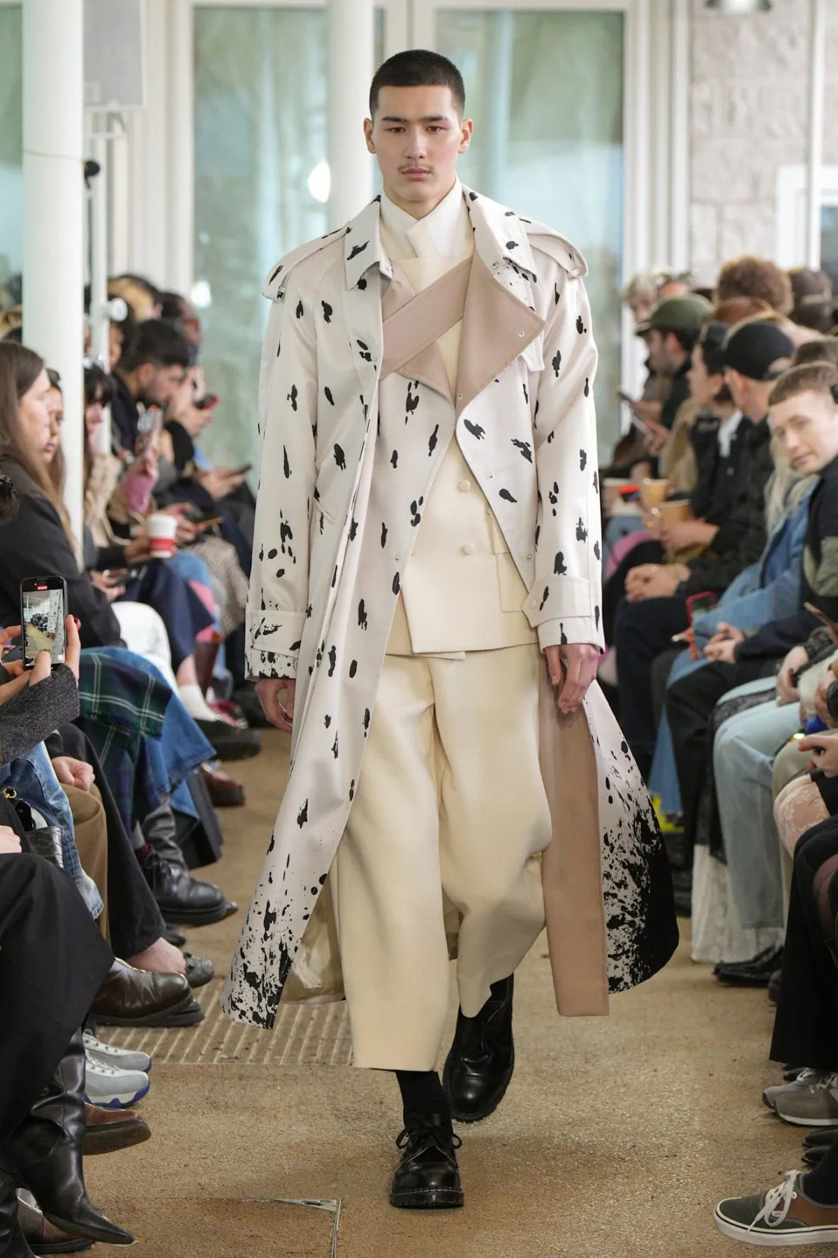 Denzilpatrick crée des armures pour le guerrier d'aujourd'hui avec des tissus hérités du passé pour l'automne 2025