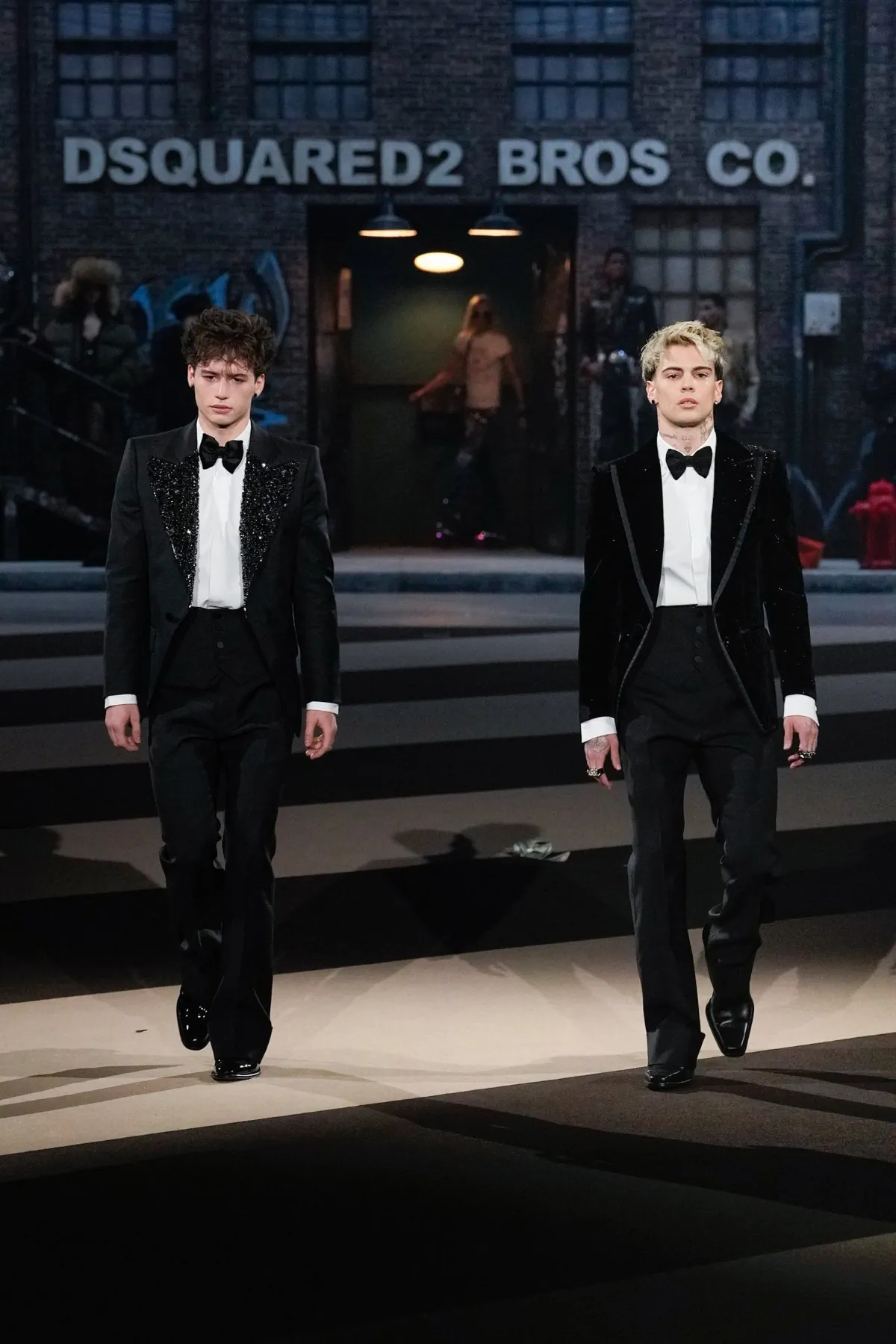 La collection Automne 2025 de Dsquared2 célèbre ses 30 ans avec un défilé théâtral