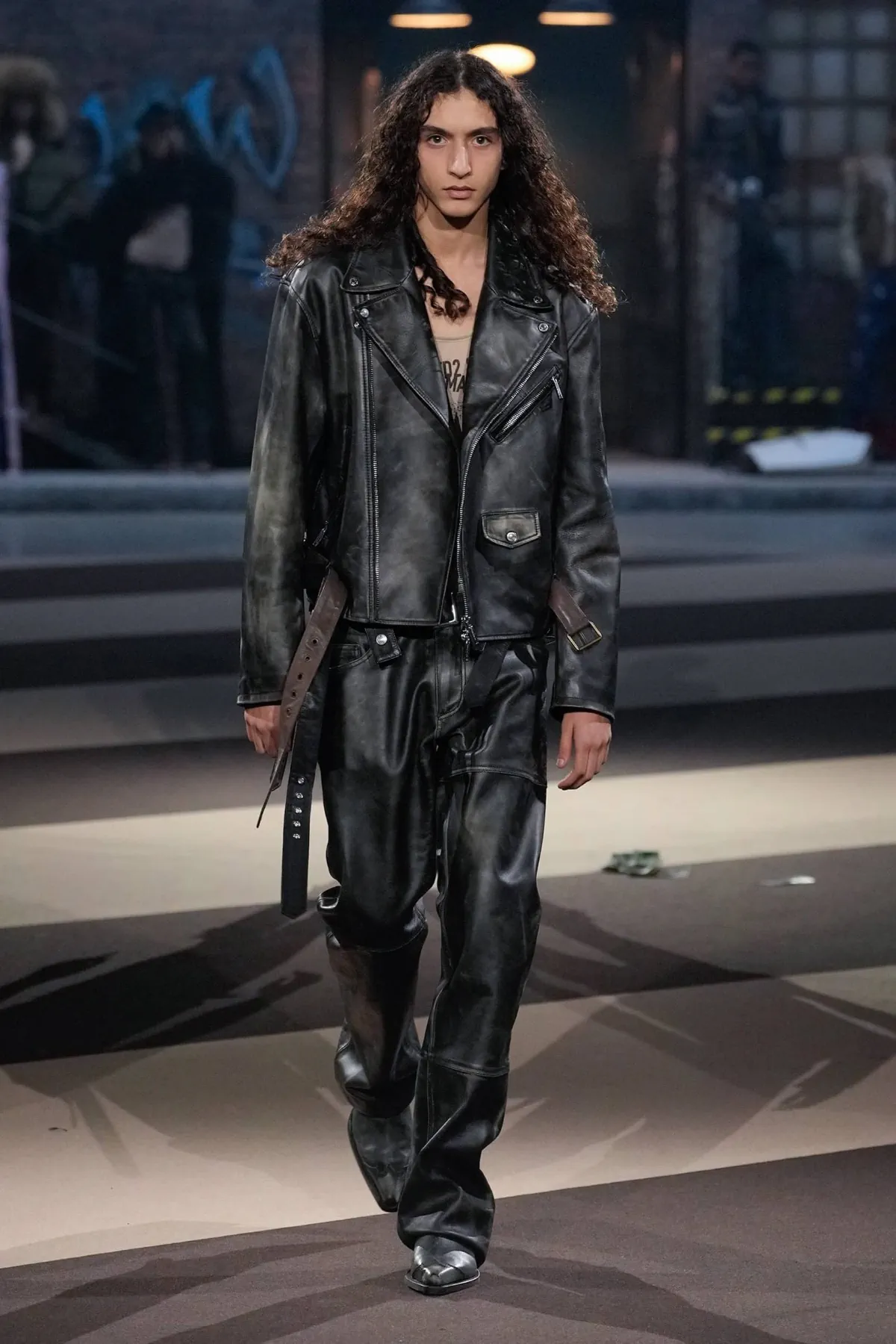 La collection Automne 2025 de Dsquared2 célèbre ses 30 ans avec un défilé théâtral