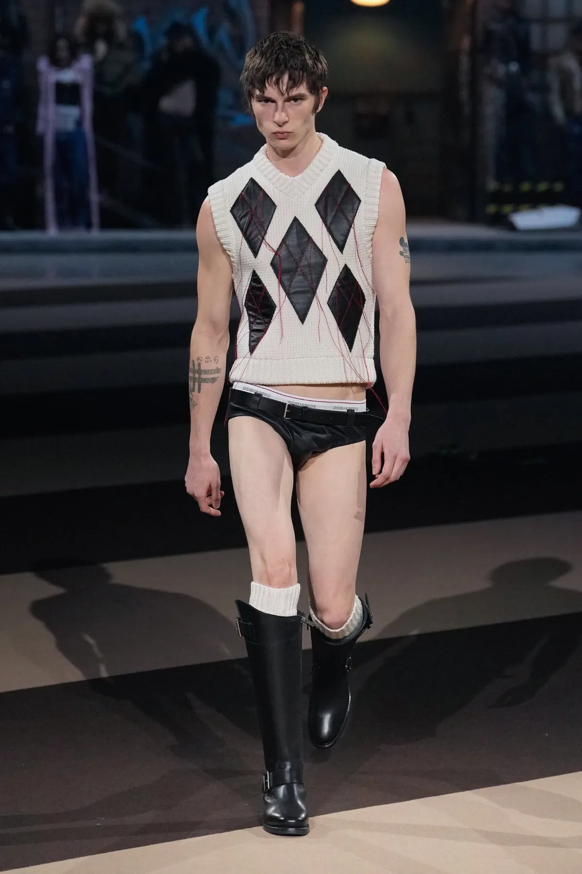 La collection Automne 2025 de Dsquared2 célèbre ses 30 ans avec un défilé théâtral