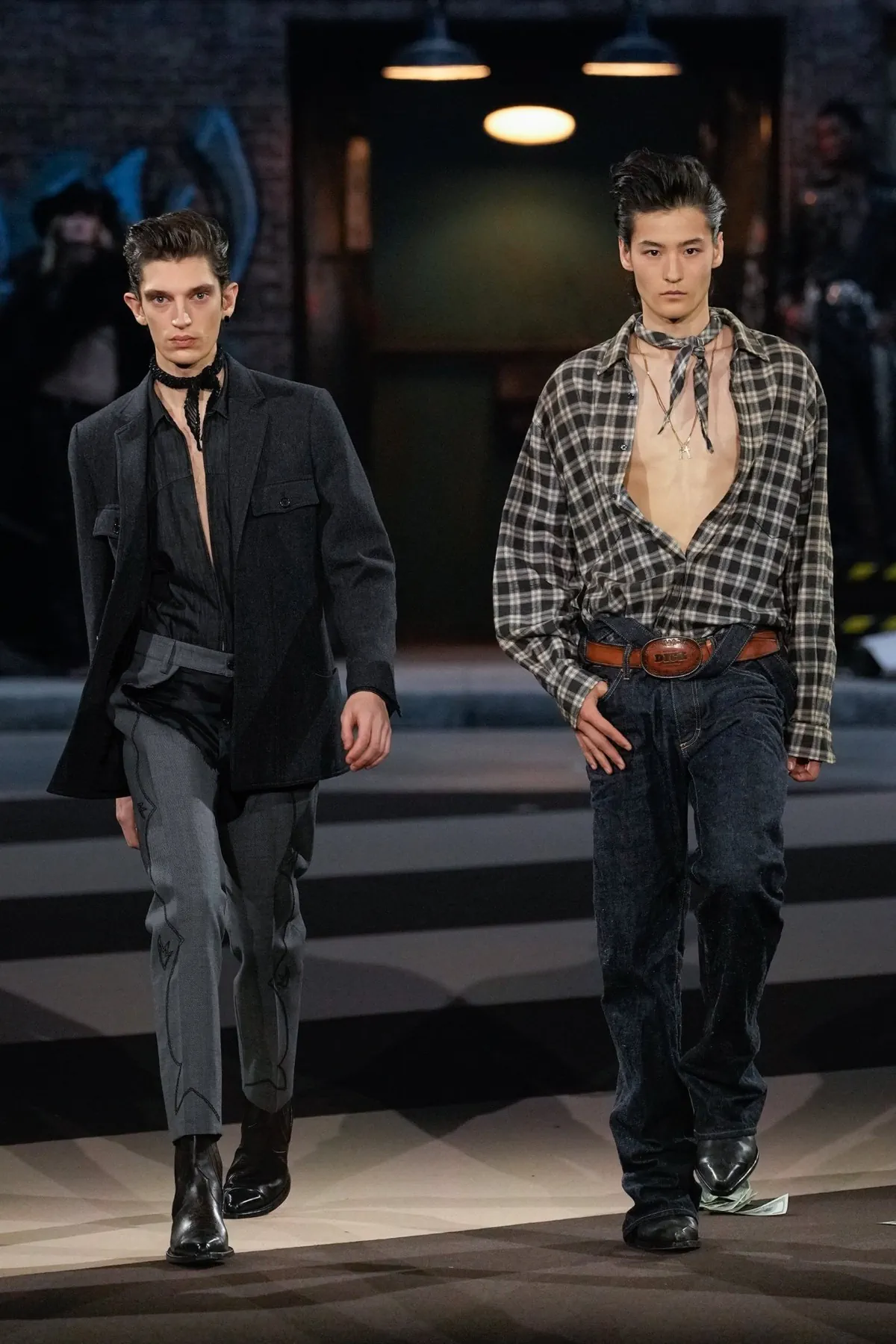La collection Automne 2025 de Dsquared2 célèbre ses 30 ans avec un défilé théâtral