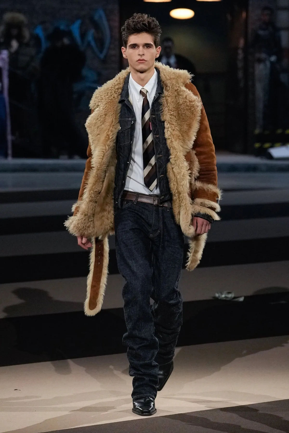 La collection Automne 2025 de Dsquared2 célèbre ses 30 ans avec un défilé théâtral