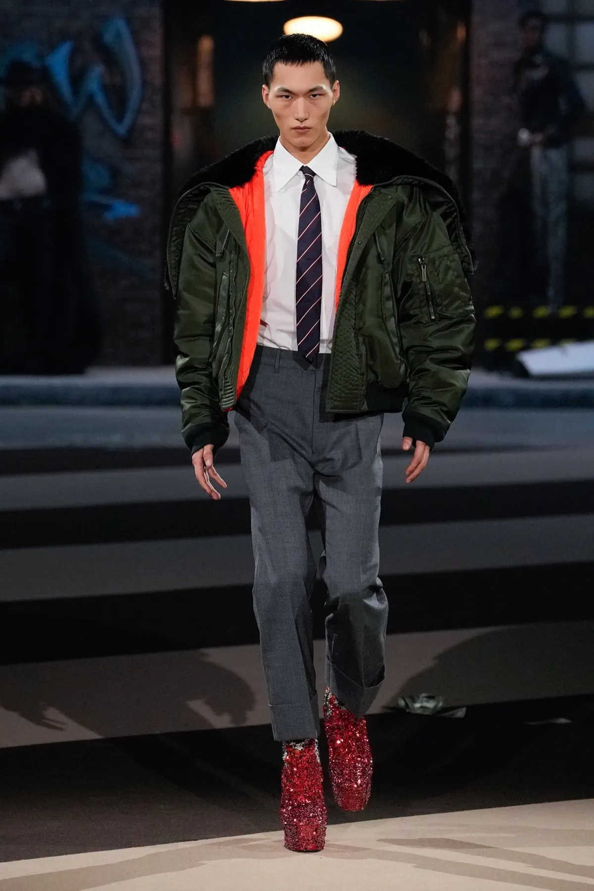 La collection Automne 2025 de Dsquared2 célèbre ses 30 ans avec un défilé théâtral