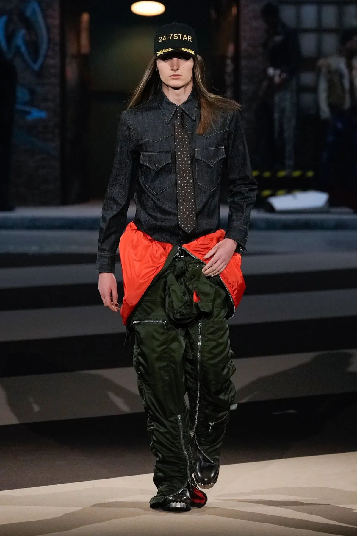 La collection Automne 2025 de Dsquared2 célèbre ses 30 ans avec un défilé théâtral