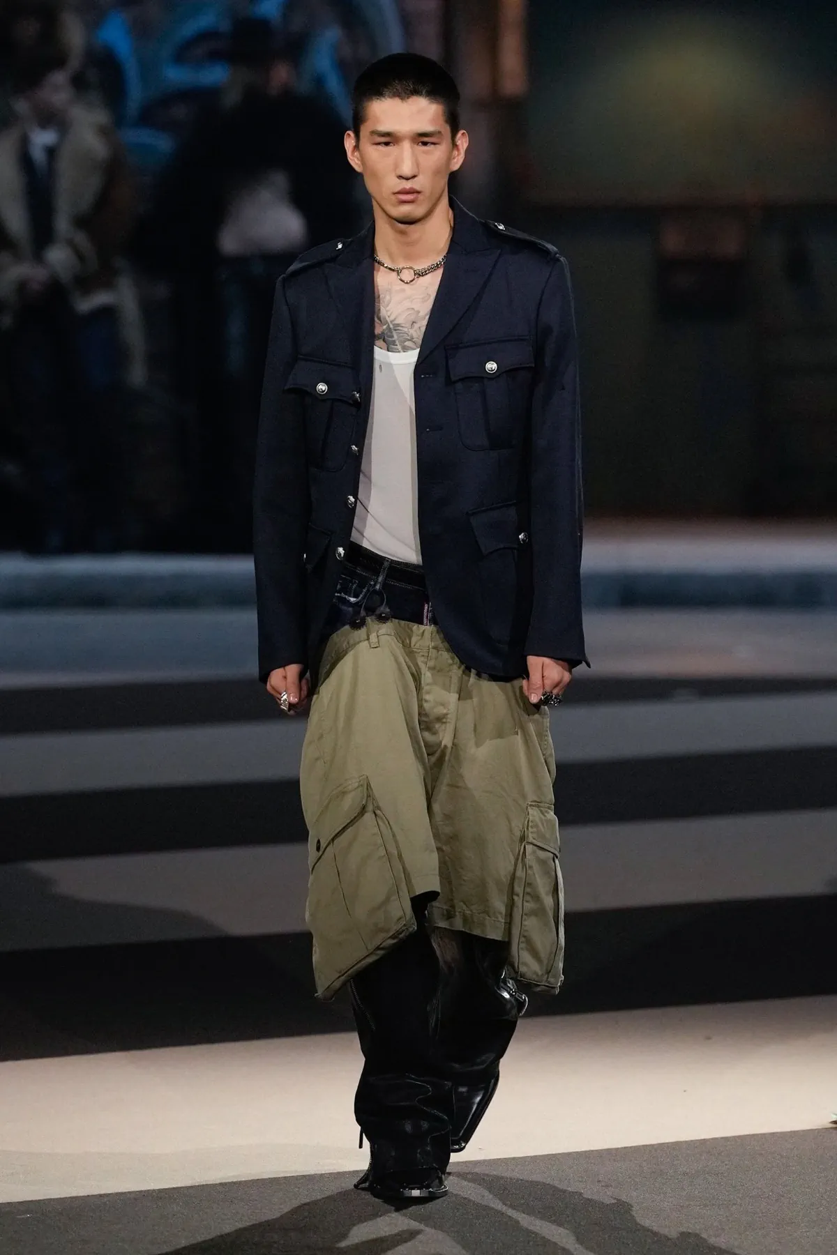 La collection Automne 2025 de Dsquared2 célèbre ses 30 ans avec un défilé théâtral