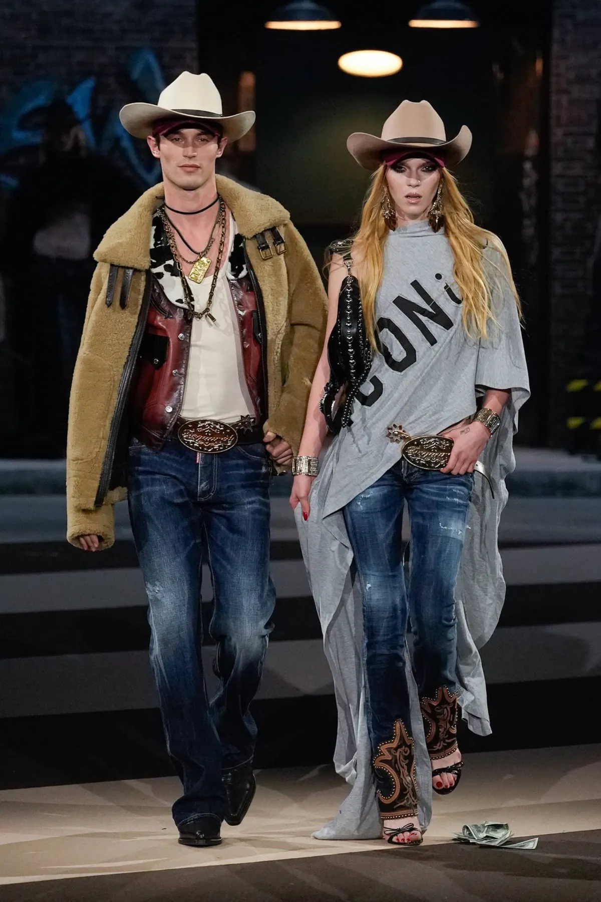 La collection Automne 2025 de Dsquared2 célèbre ses 30 ans avec un défilé théâtral