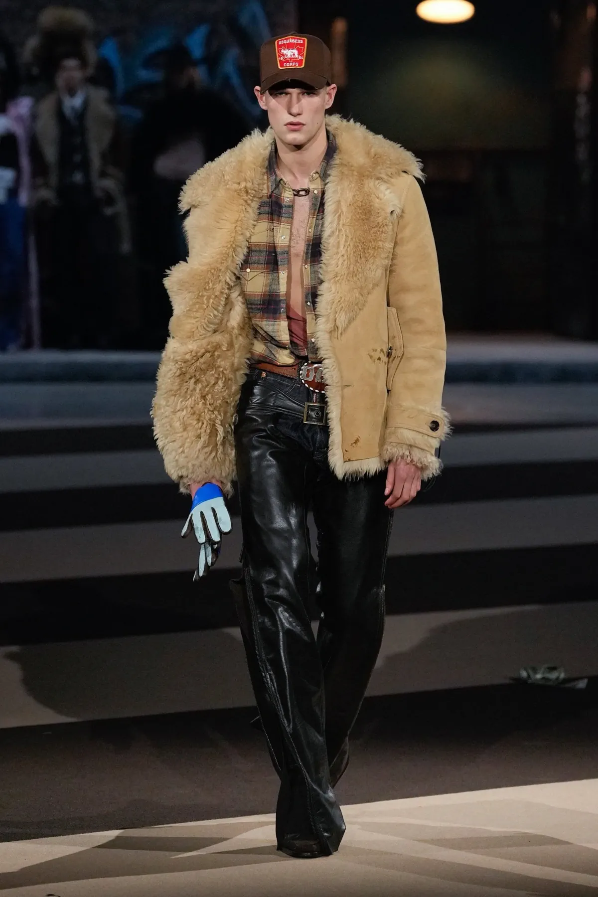 La collection Automne 2025 de Dsquared2 célèbre ses 30 ans avec un défilé théâtral