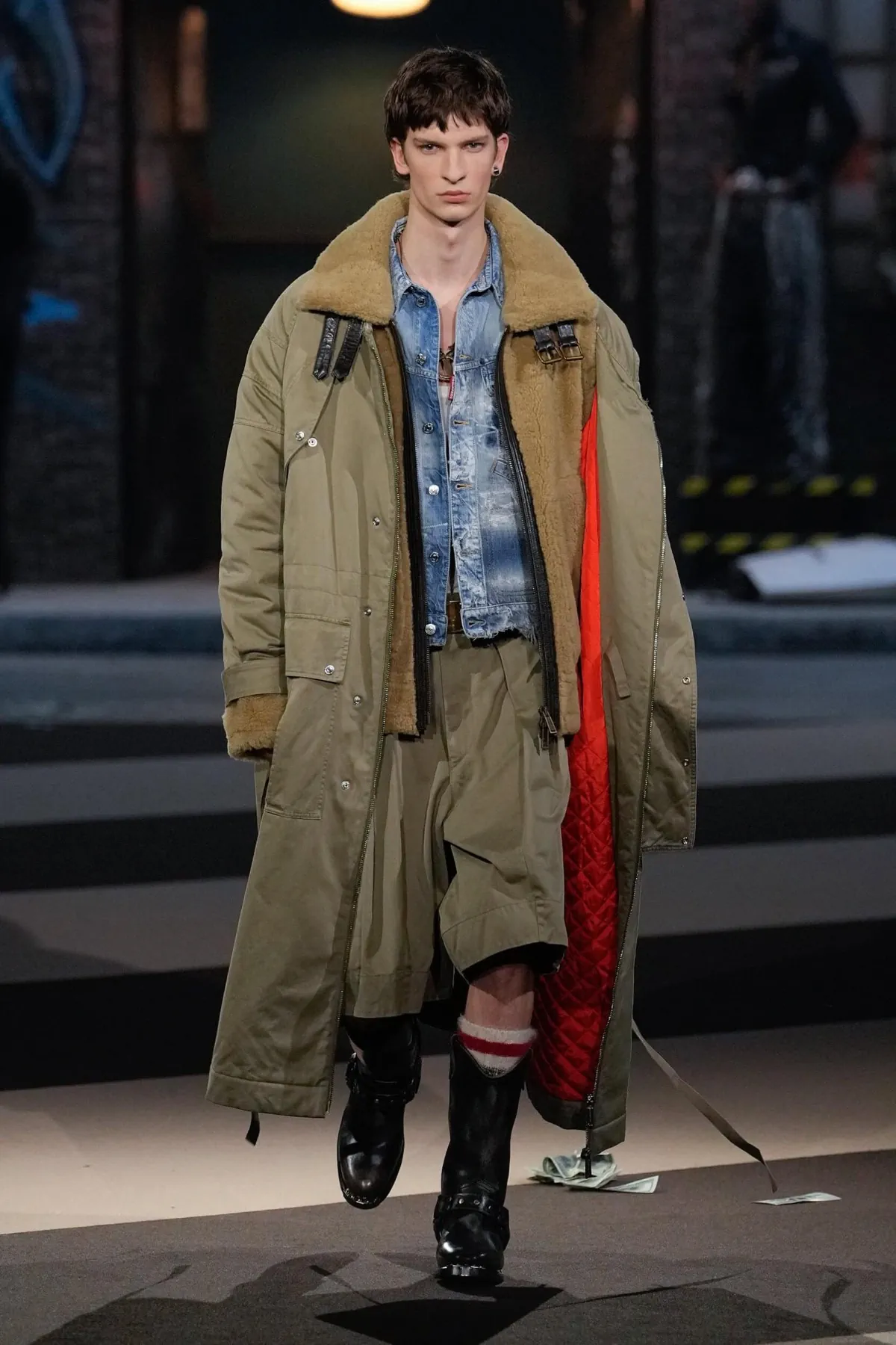 La collection Automne 2025 de Dsquared2 célèbre ses 30 ans avec un défilé théâtral