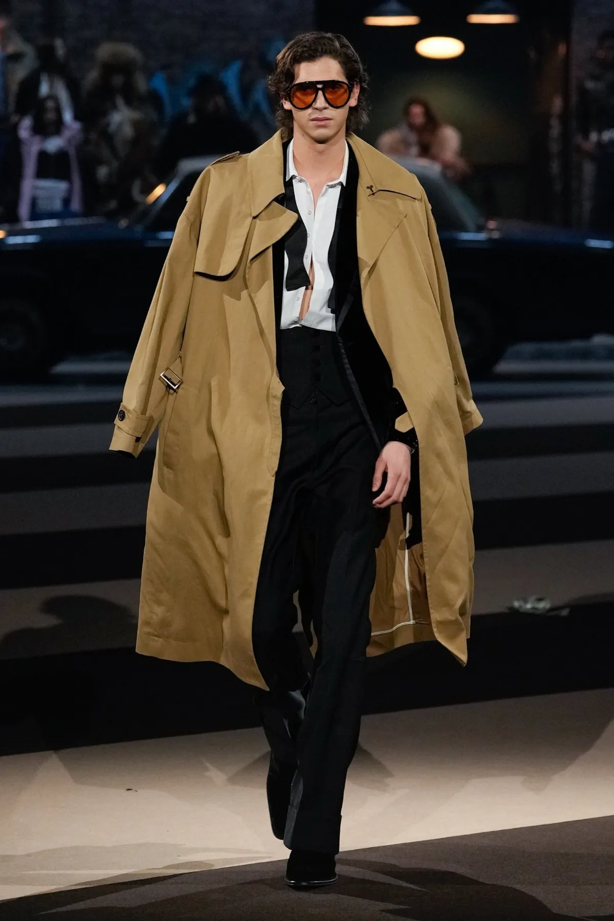 La collection Automne 2025 de Dsquared2 célèbre ses 30 ans avec un défilé théâtral