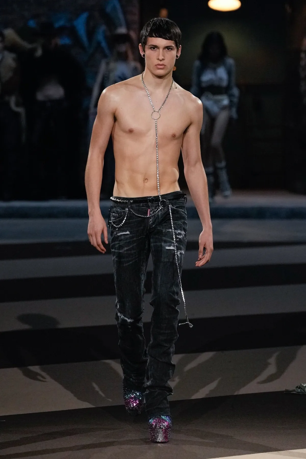 La collection Automne 2025 de Dsquared2 célèbre ses 30 ans avec un défilé théâtral