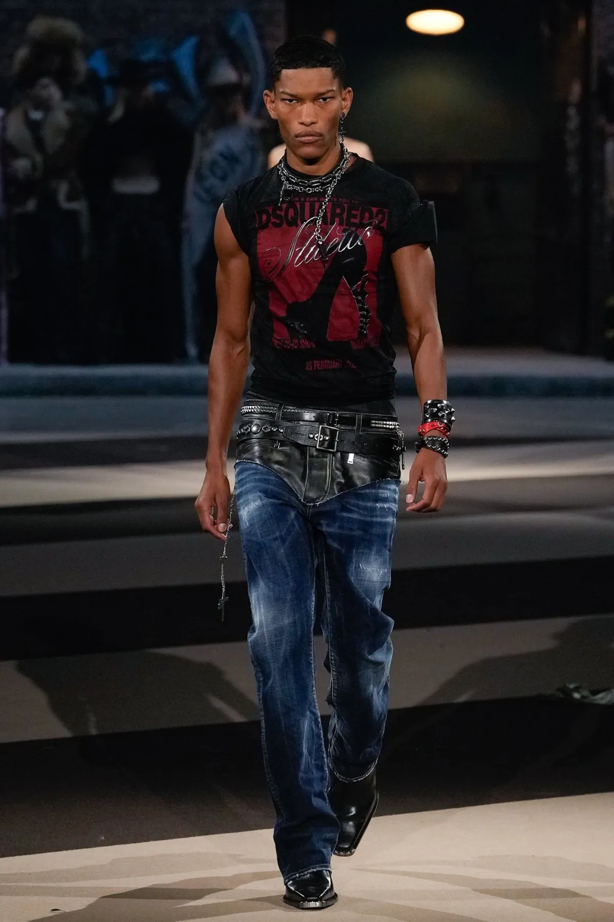 La collection Automne 2025 de Dsquared2 célèbre ses 30 ans avec un défilé théâtral