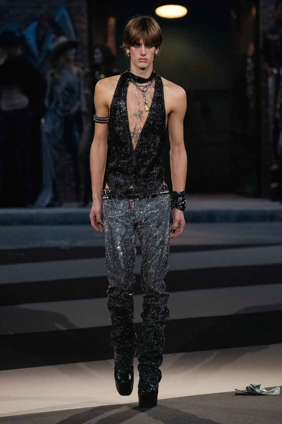 La collection Automne 2025 de Dsquared2 célèbre ses 30 ans avec un défilé théâtral