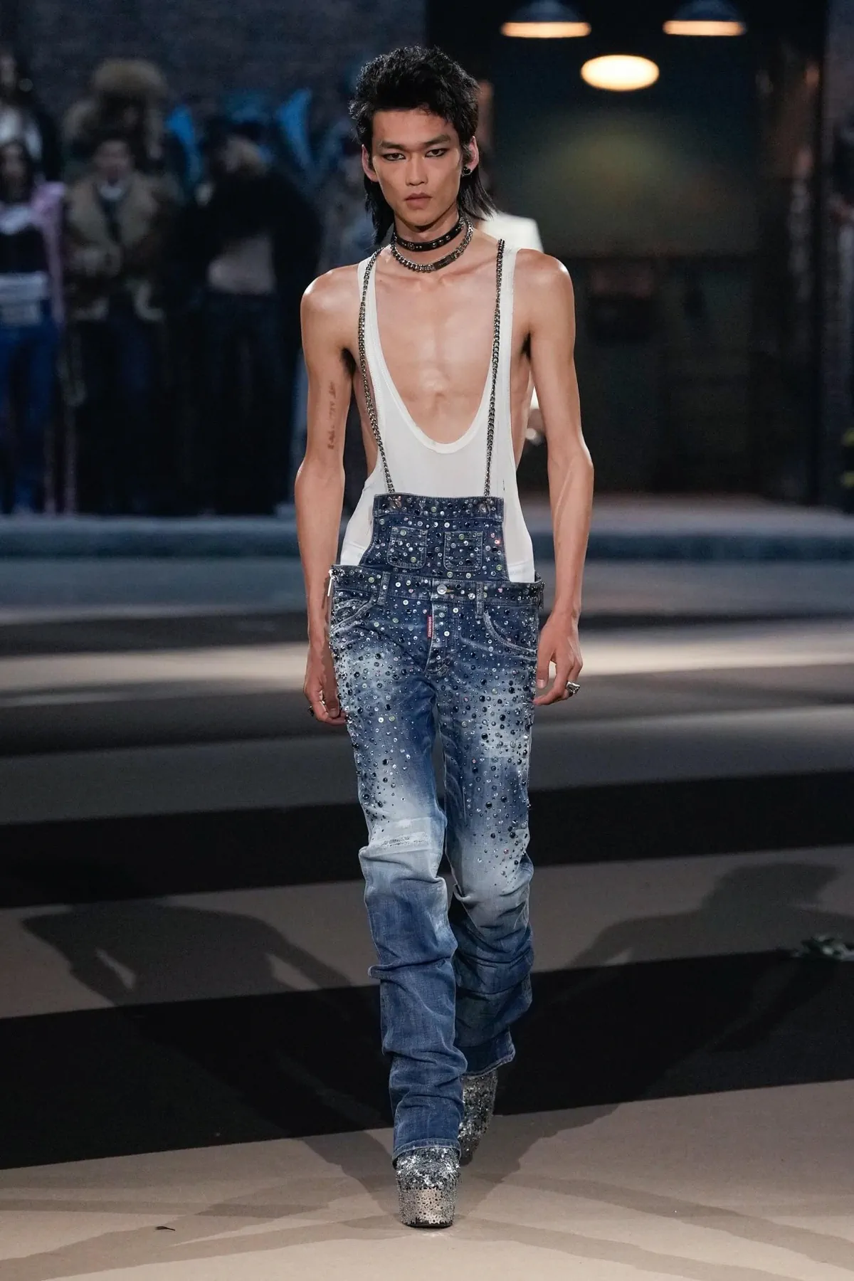 La collection Automne 2025 de Dsquared2 célèbre ses 30 ans avec un défilé théâtral