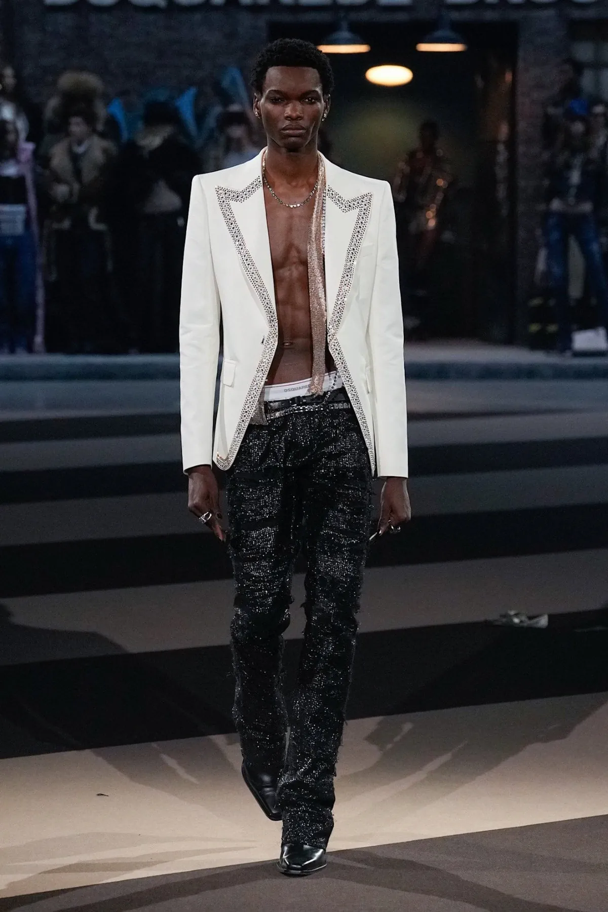 La collection Automne 2025 de Dsquared2 célèbre ses 30 ans avec un défilé théâtral