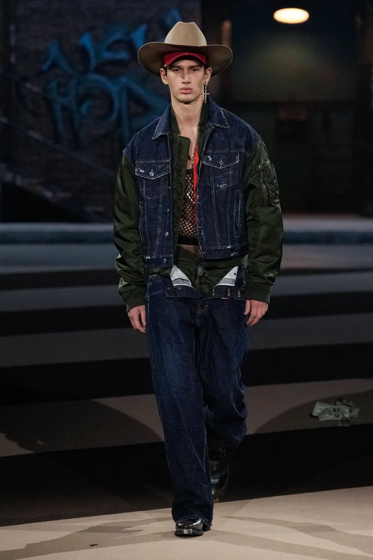 La collection Automne 2025 de Dsquared2 célèbre ses 30 ans avec un défilé théâtral