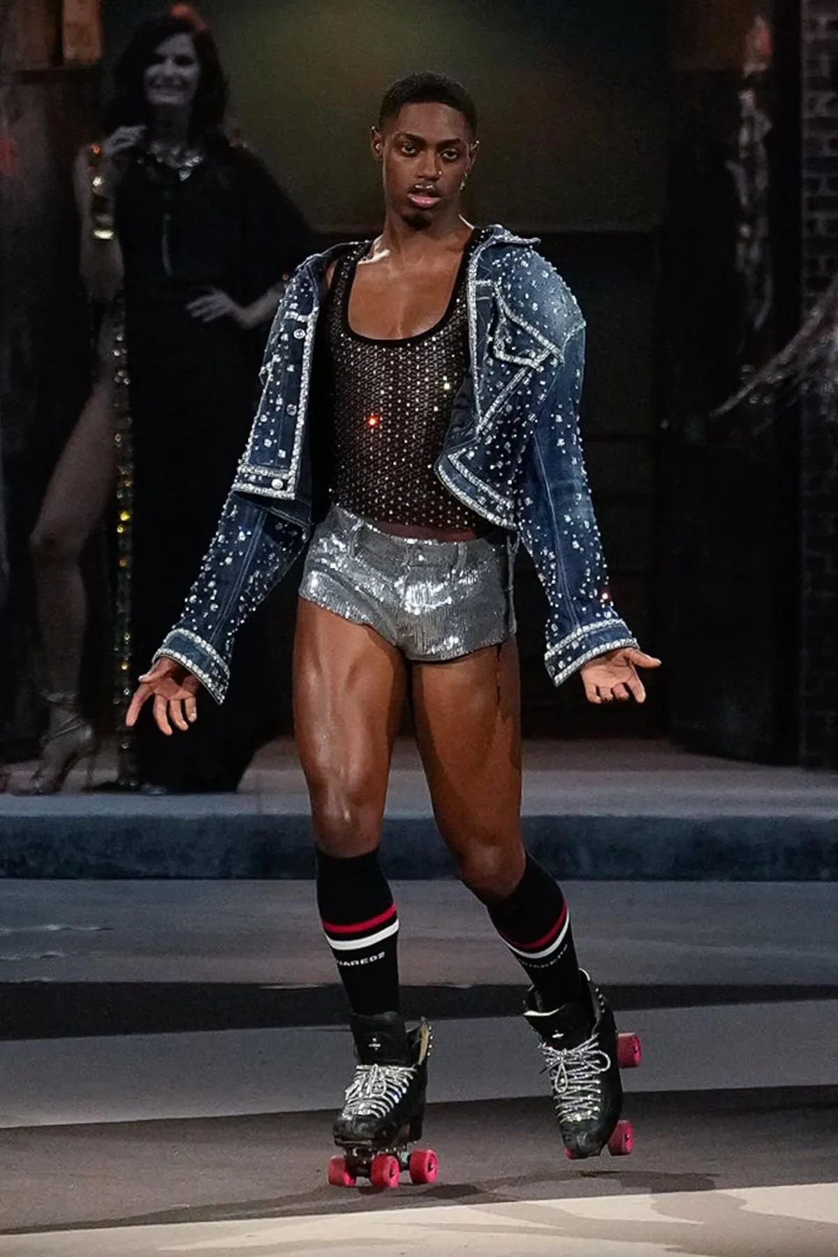 La collection Automne 2025 de Dsquared2 célèbre ses 30 ans avec un défilé théâtral