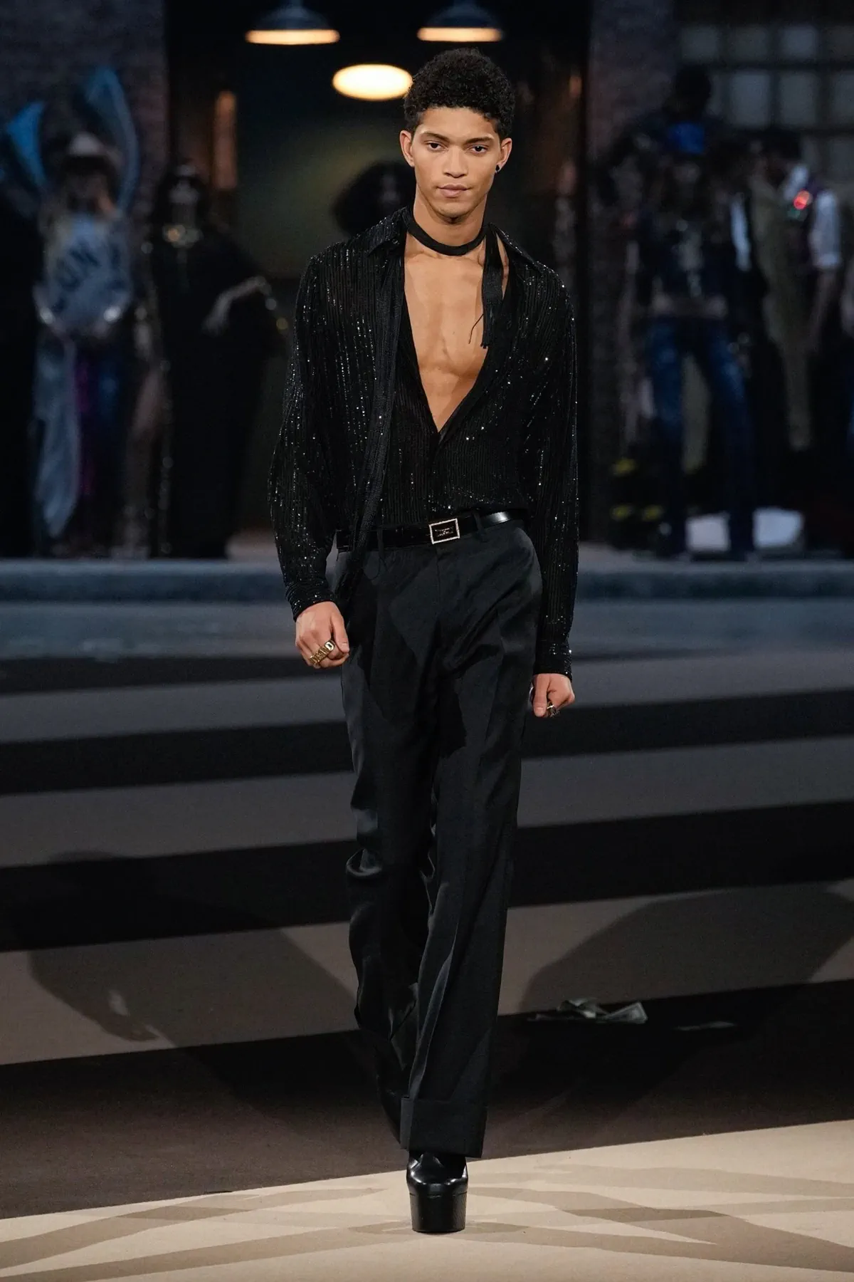 La collection Automne 2025 de Dsquared2 célèbre ses 30 ans avec un défilé théâtral