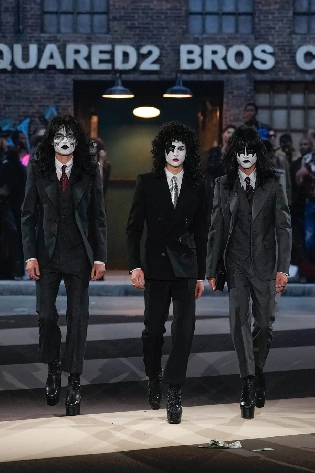 La collection Automne 2025 de Dsquared2 célèbre ses 30 ans avec un défilé théâtral