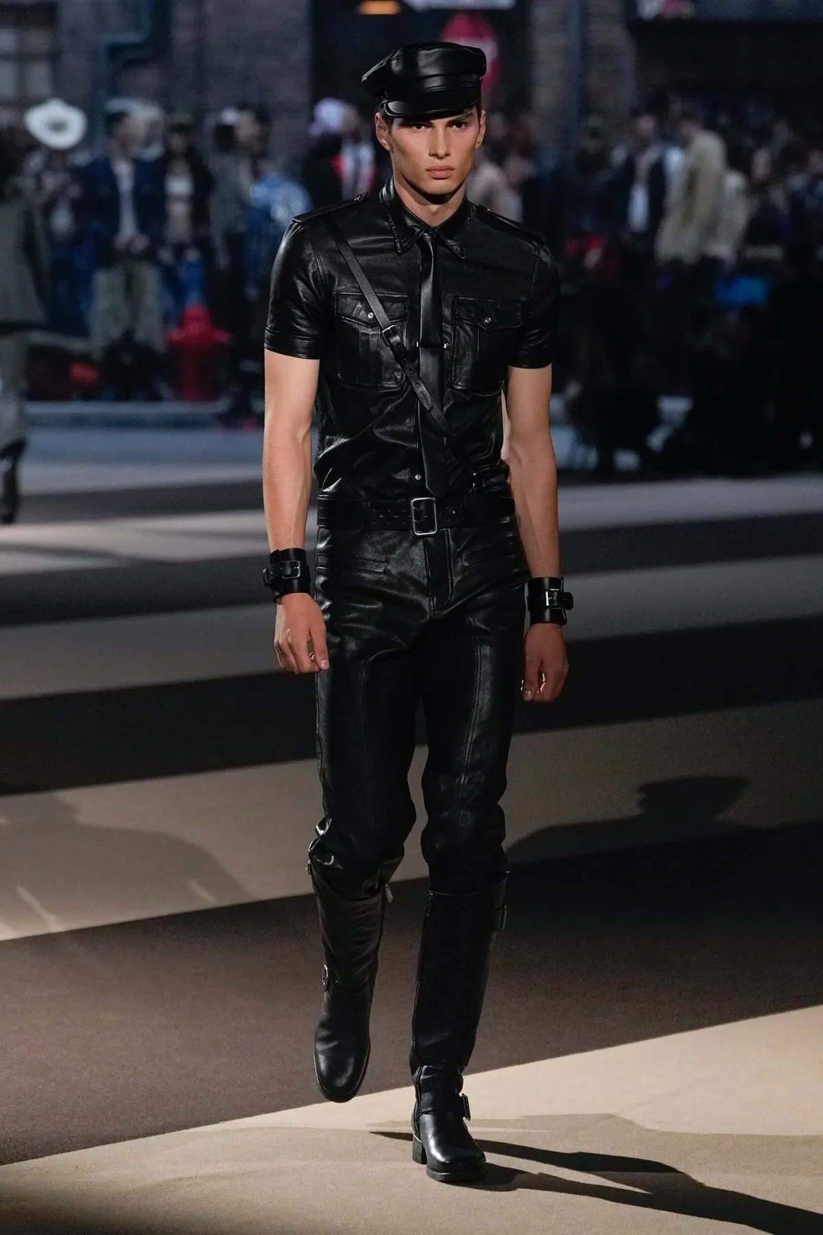 La collection Automne 2025 de Dsquared2 célèbre ses 30 ans avec un défilé théâtral