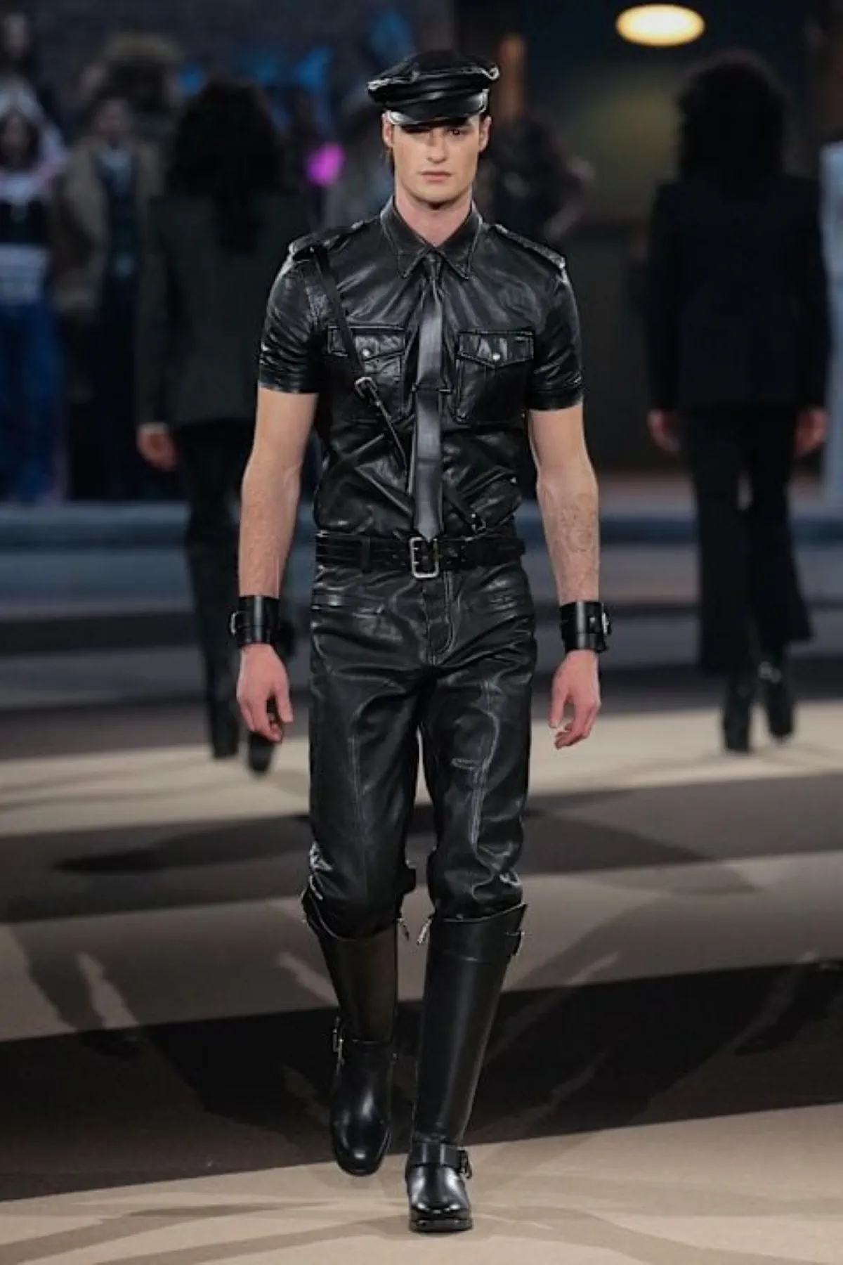 La collection Automne 2025 de Dsquared2 célèbre ses 30 ans avec un défilé théâtral