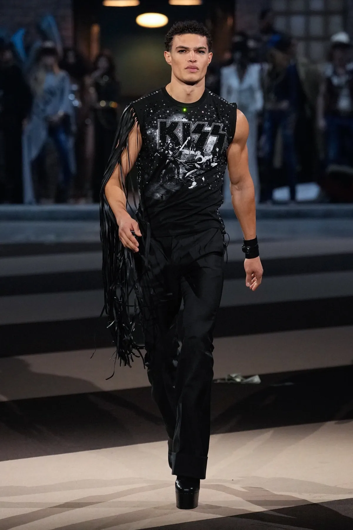 La collection Automne 2025 de Dsquared2 célèbre ses 30 ans avec un défilé théâtral