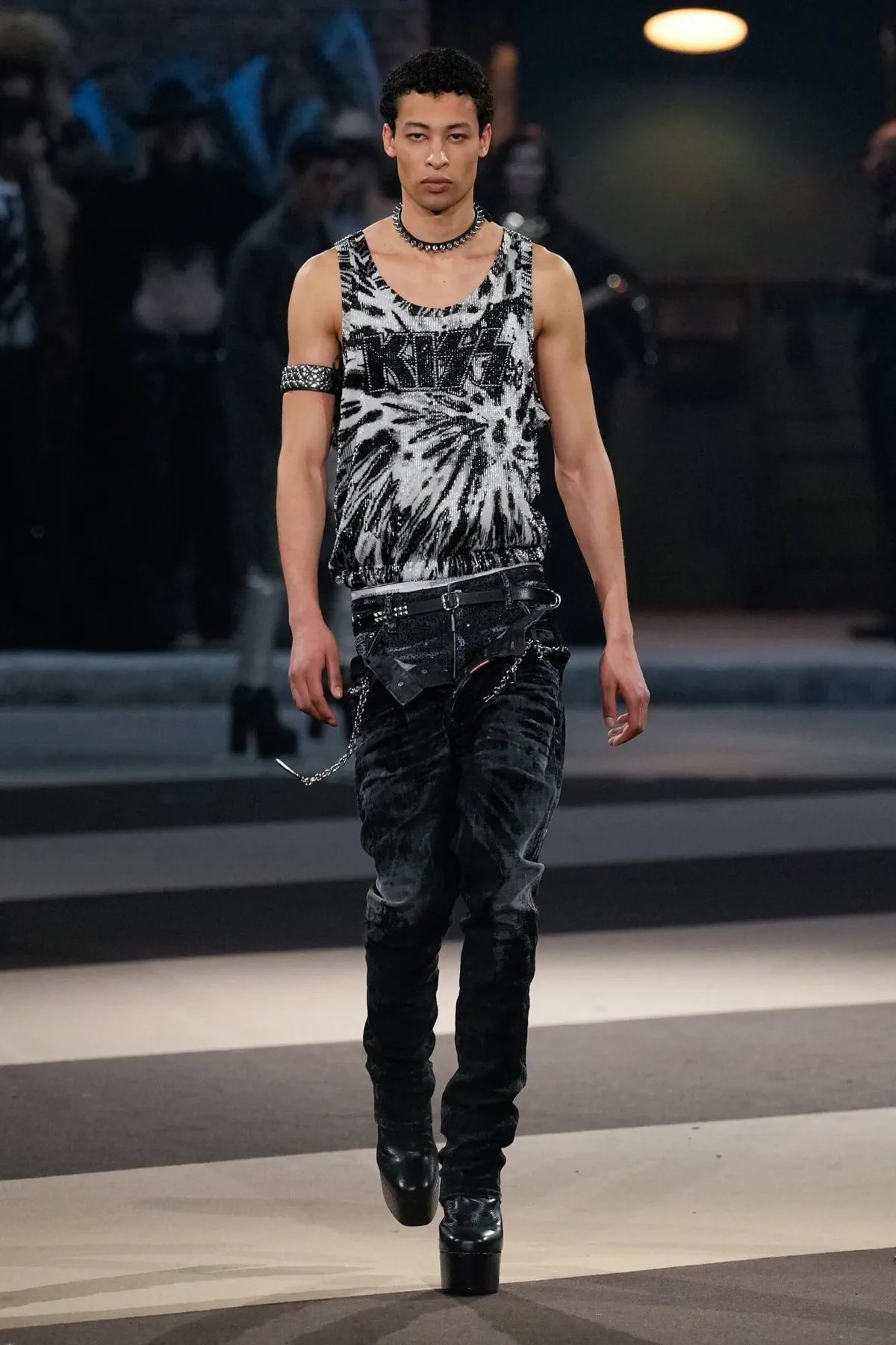 La collection Automne 2025 de Dsquared2 célèbre ses 30 ans avec un défilé théâtral