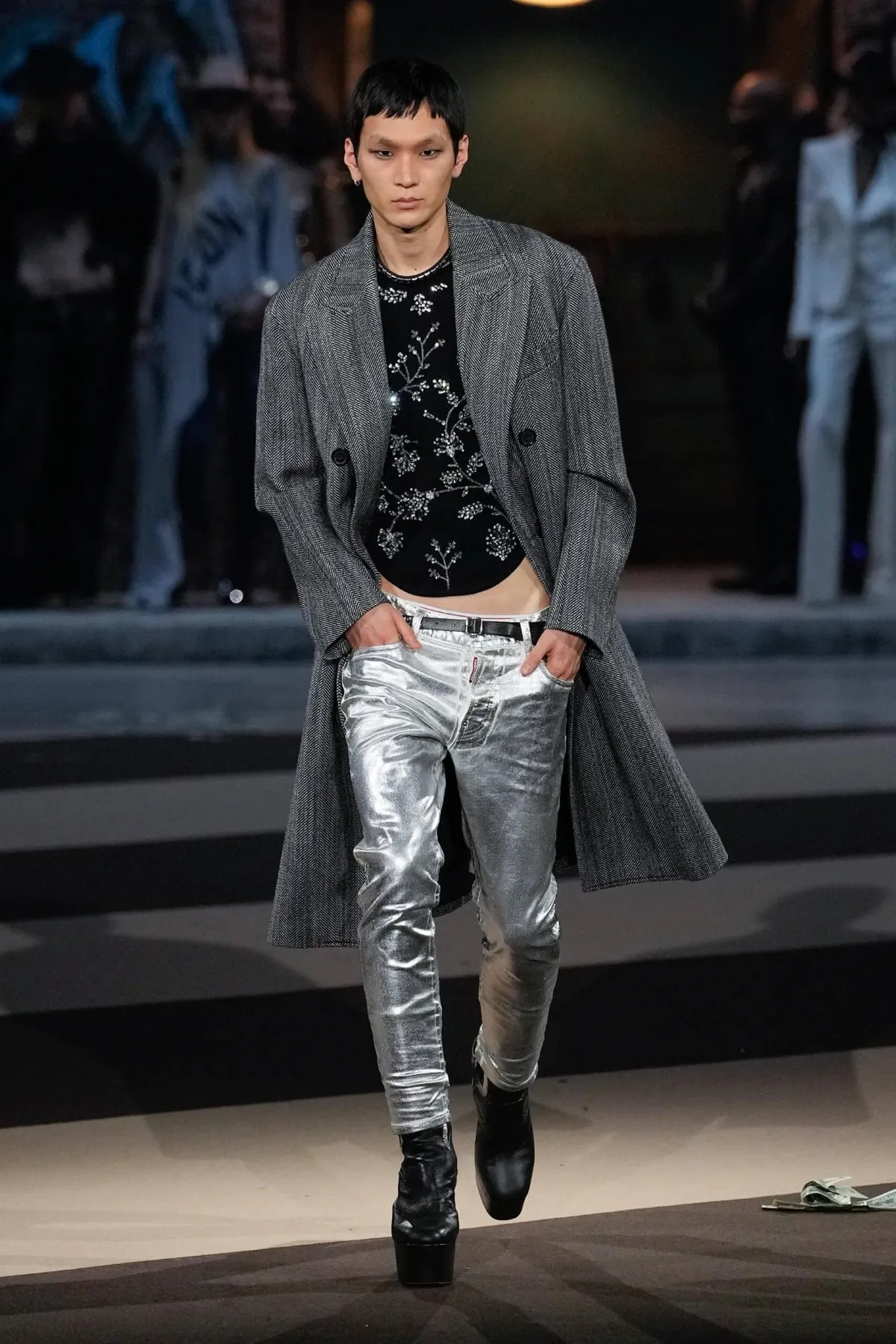 La collection Automne 2025 de Dsquared2 célèbre ses 30 ans avec un défilé théâtral