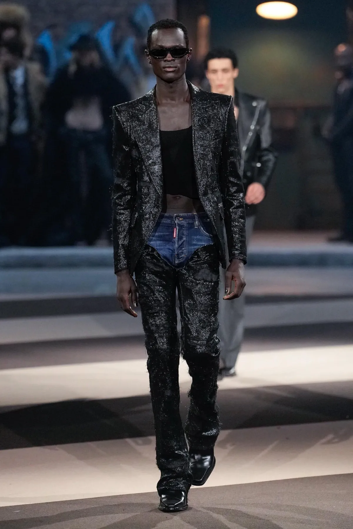 La collection Automne 2025 de Dsquared2 célèbre ses 30 ans avec un défilé théâtral