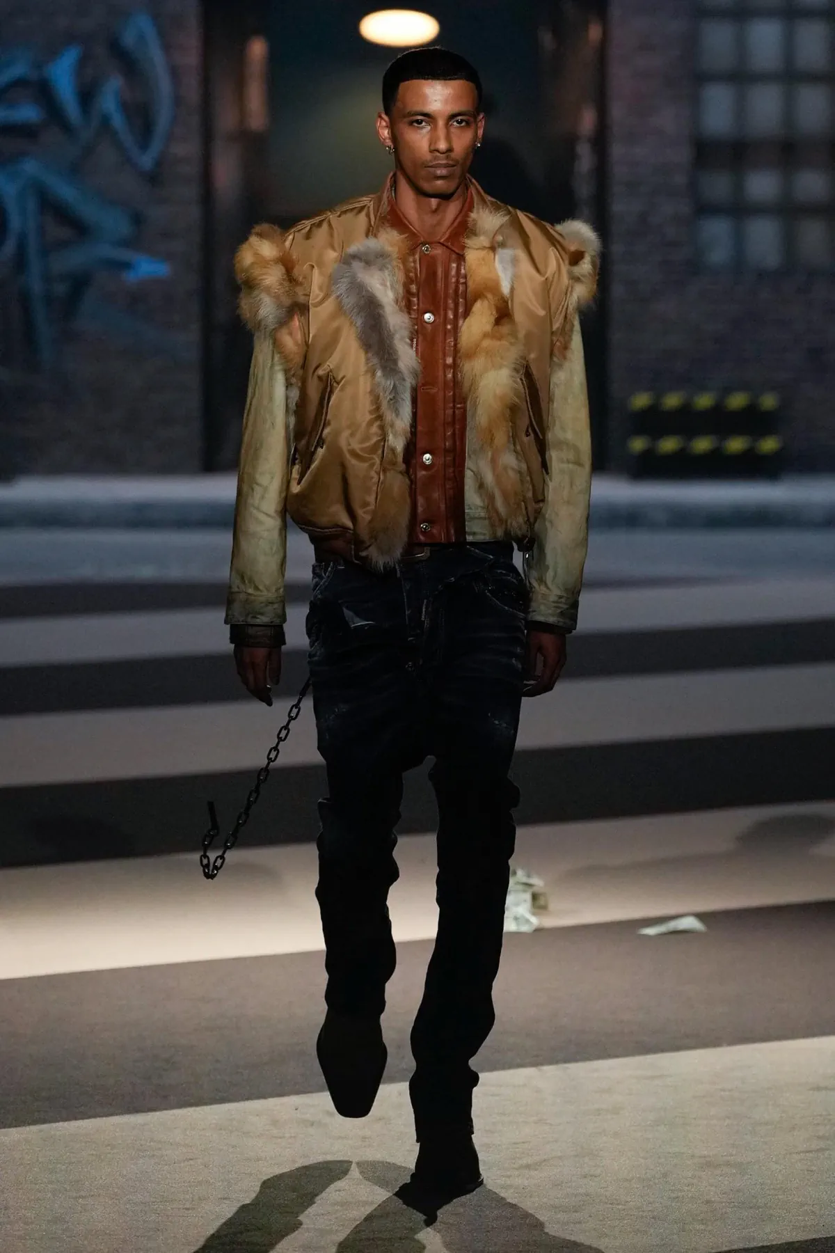La collection Automne 2025 de Dsquared2 célèbre ses 30 ans avec un défilé théâtral