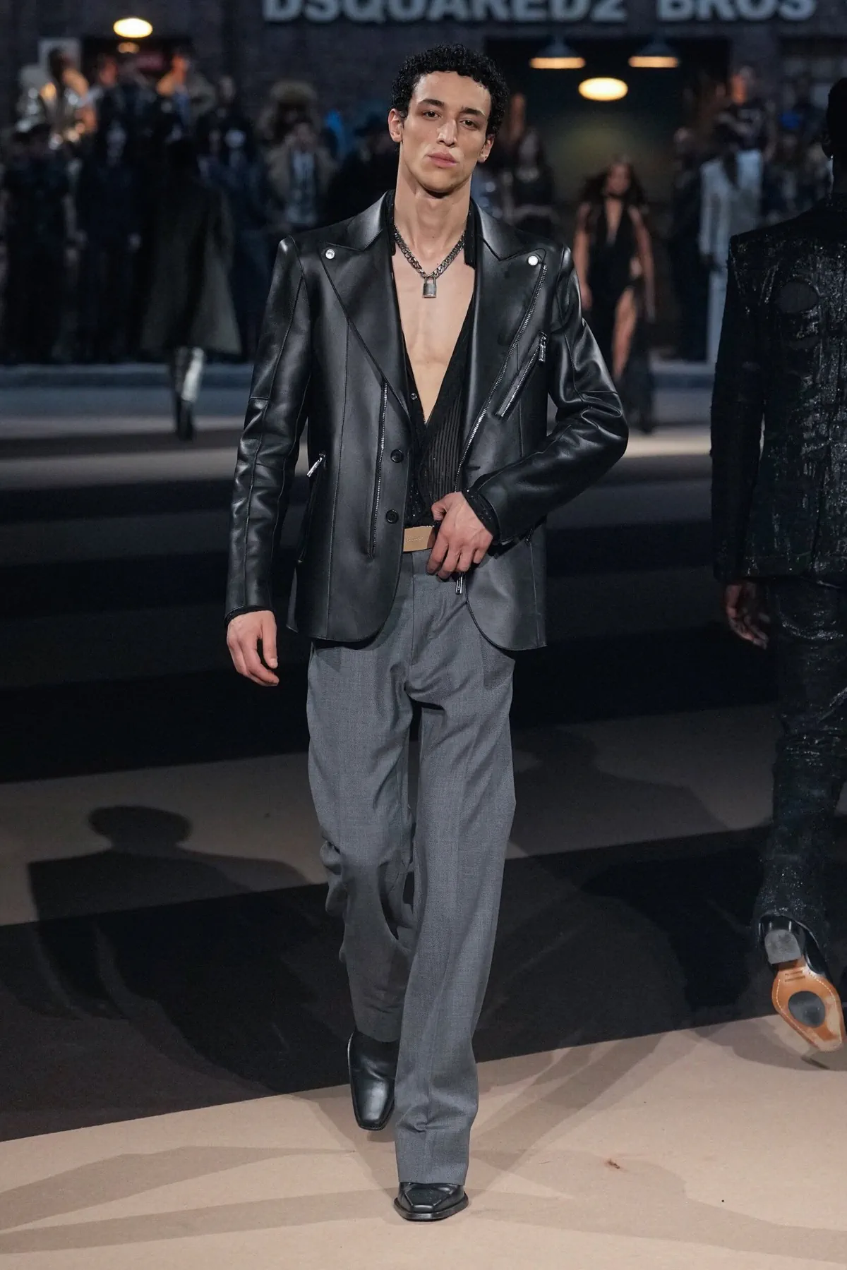 La collection Automne 2025 de Dsquared2 célèbre ses 30 ans avec un défilé théâtral