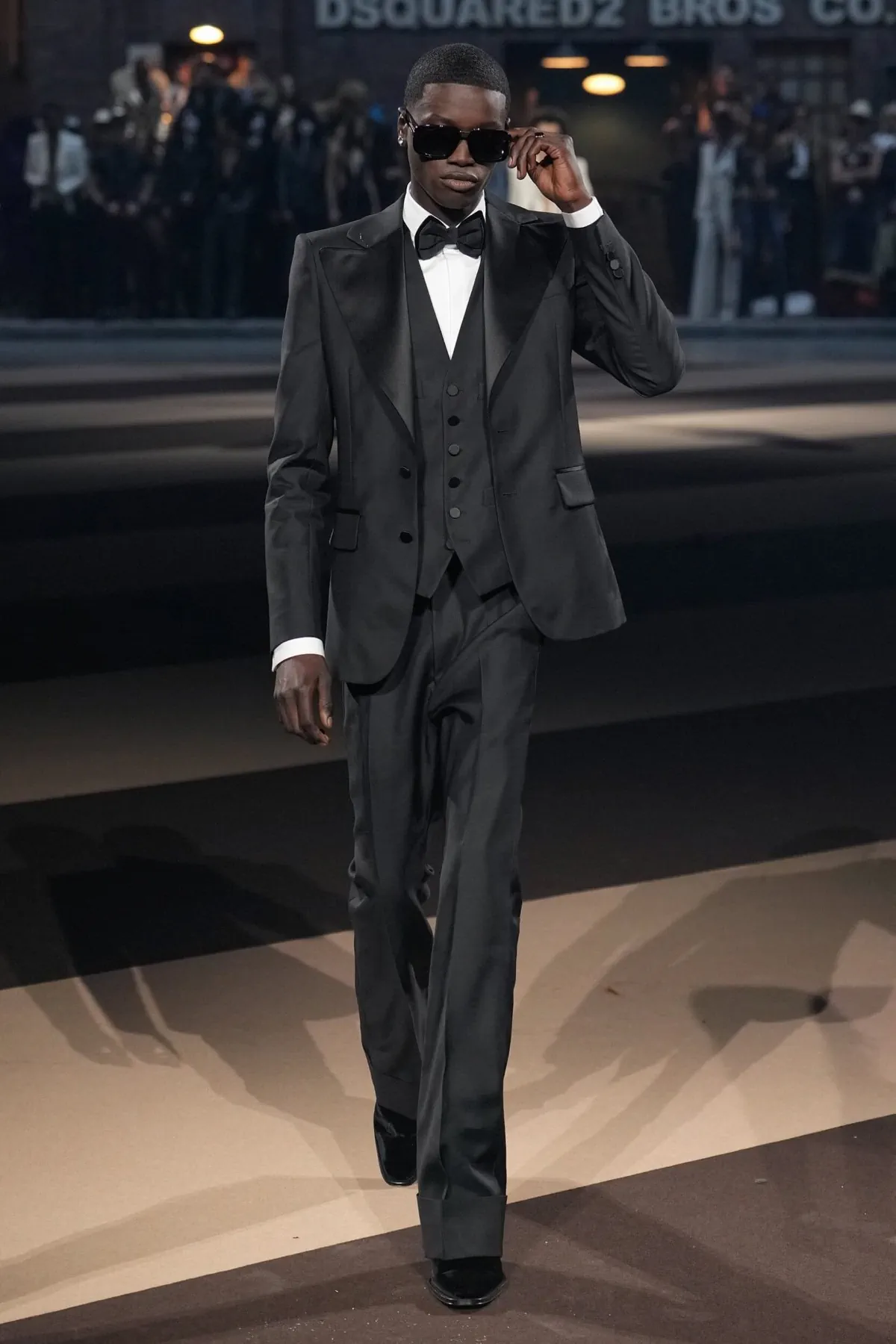 La collection Automne 2025 de Dsquared2 célèbre ses 30 ans avec un défilé théâtral