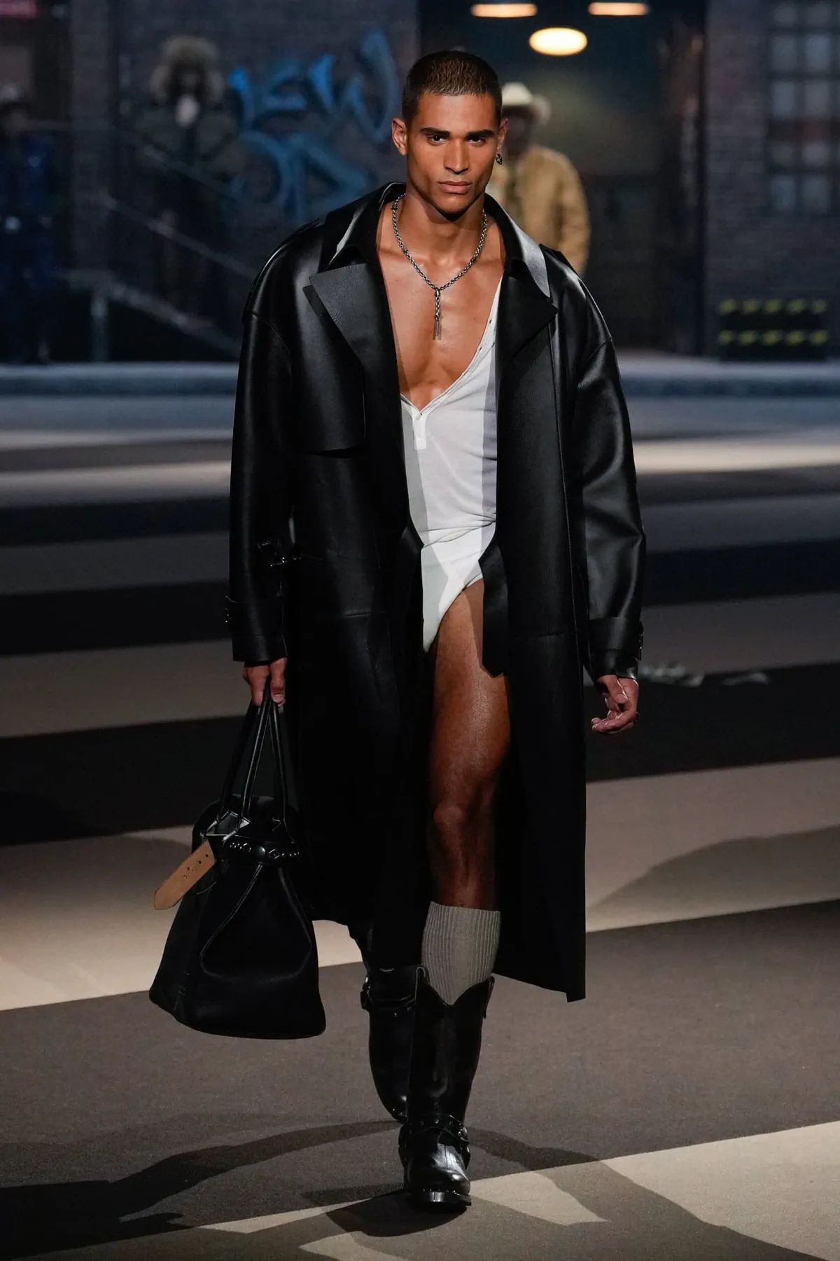 La collection Automne 2025 de Dsquared2 célèbre ses 30 ans avec un défilé théâtral