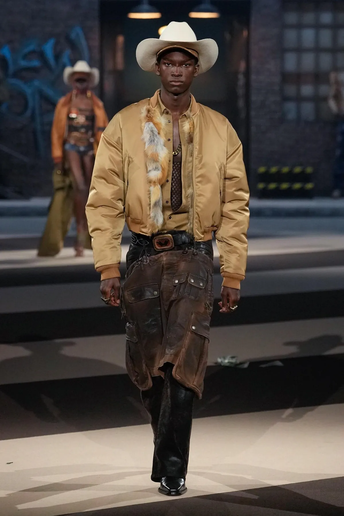 La collection Automne 2025 de Dsquared2 célèbre ses 30 ans avec un défilé théâtral