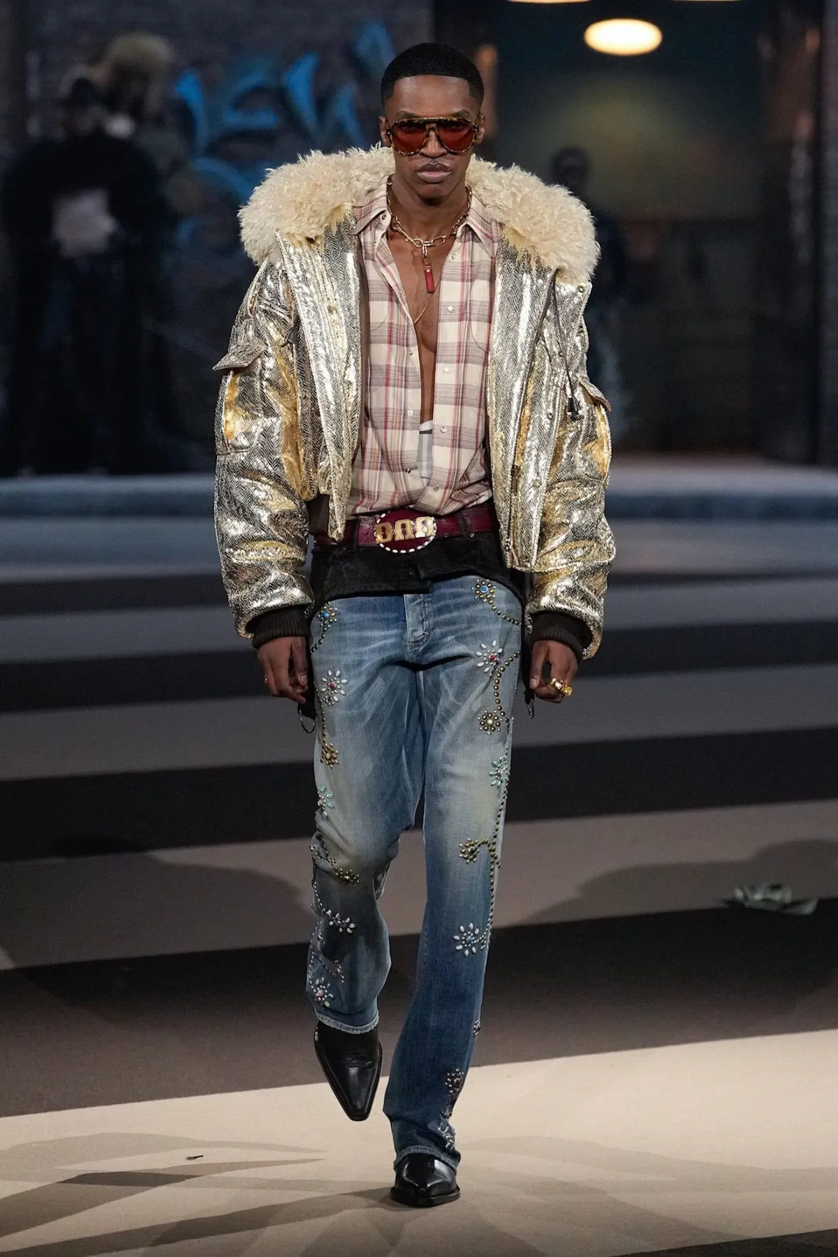 La collection Automne 2025 de Dsquared2 célèbre ses 30 ans avec un défilé théâtral