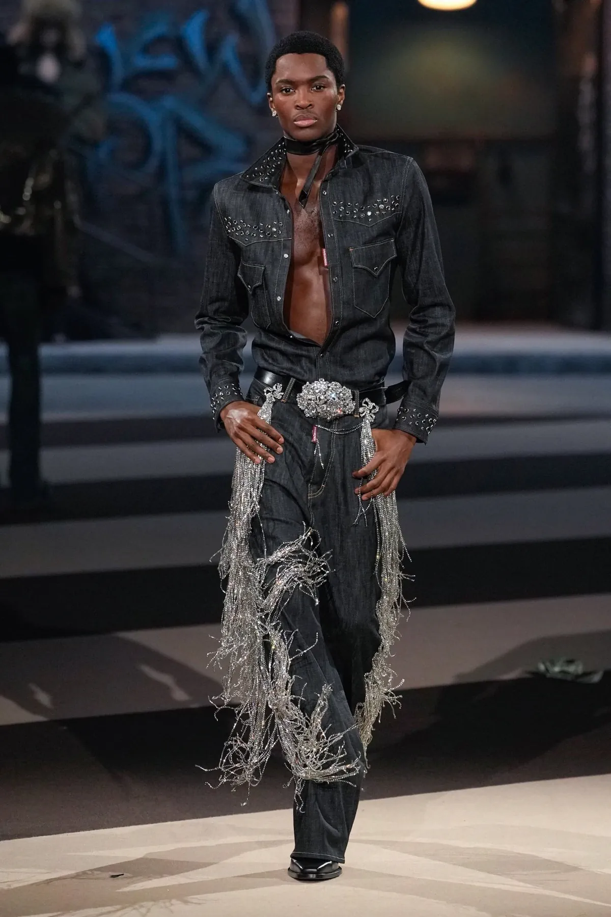 La collection Automne 2025 de Dsquared2 célèbre ses 30 ans avec un défilé théâtral