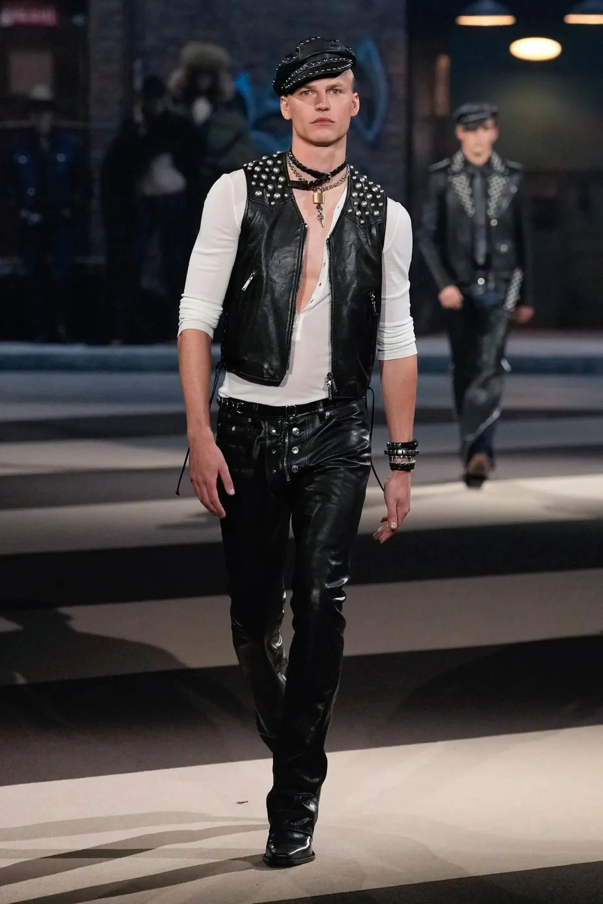 La collection Automne 2025 de Dsquared2 célèbre ses 30 ans avec un défilé théâtral