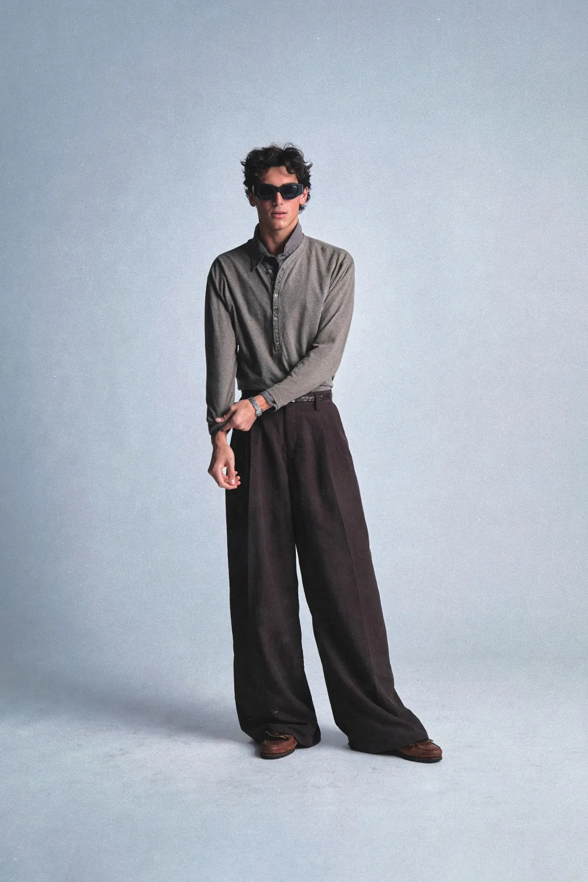 La collection ERL Automne 2025 se relève du feu avec une aisance américaine raffinée