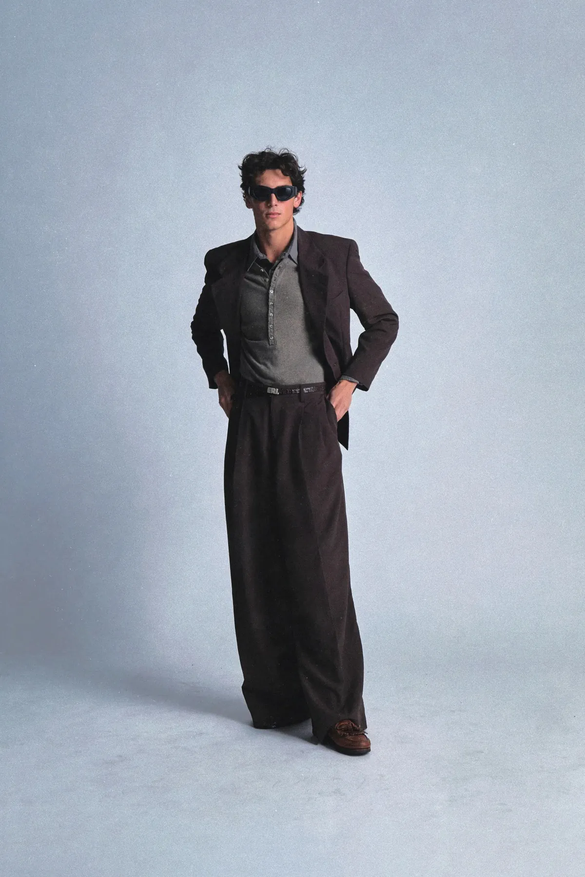 La collection ERL Automne 2025 se relève du feu avec une aisance américaine raffinée