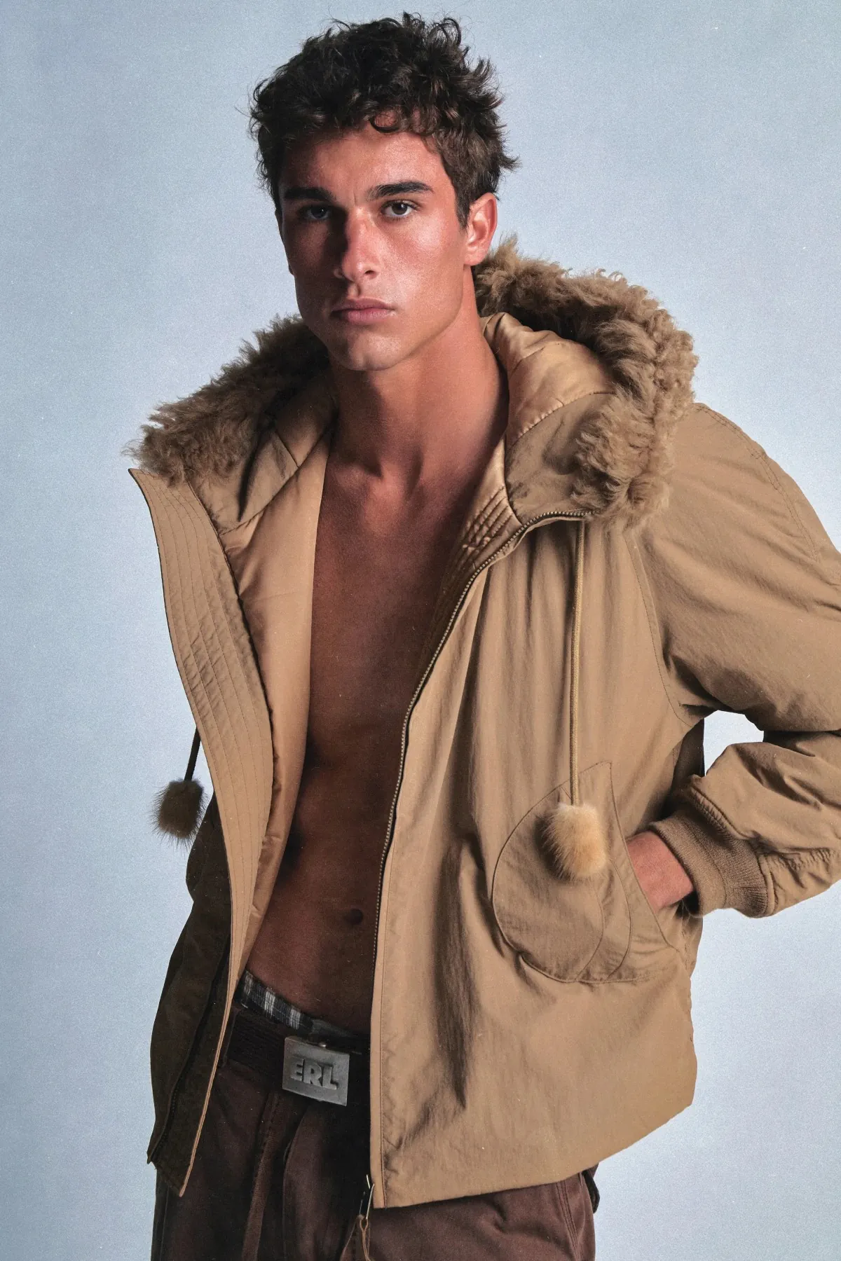 La collection ERL Automne 2025 se relève du feu avec une aisance américaine raffinée