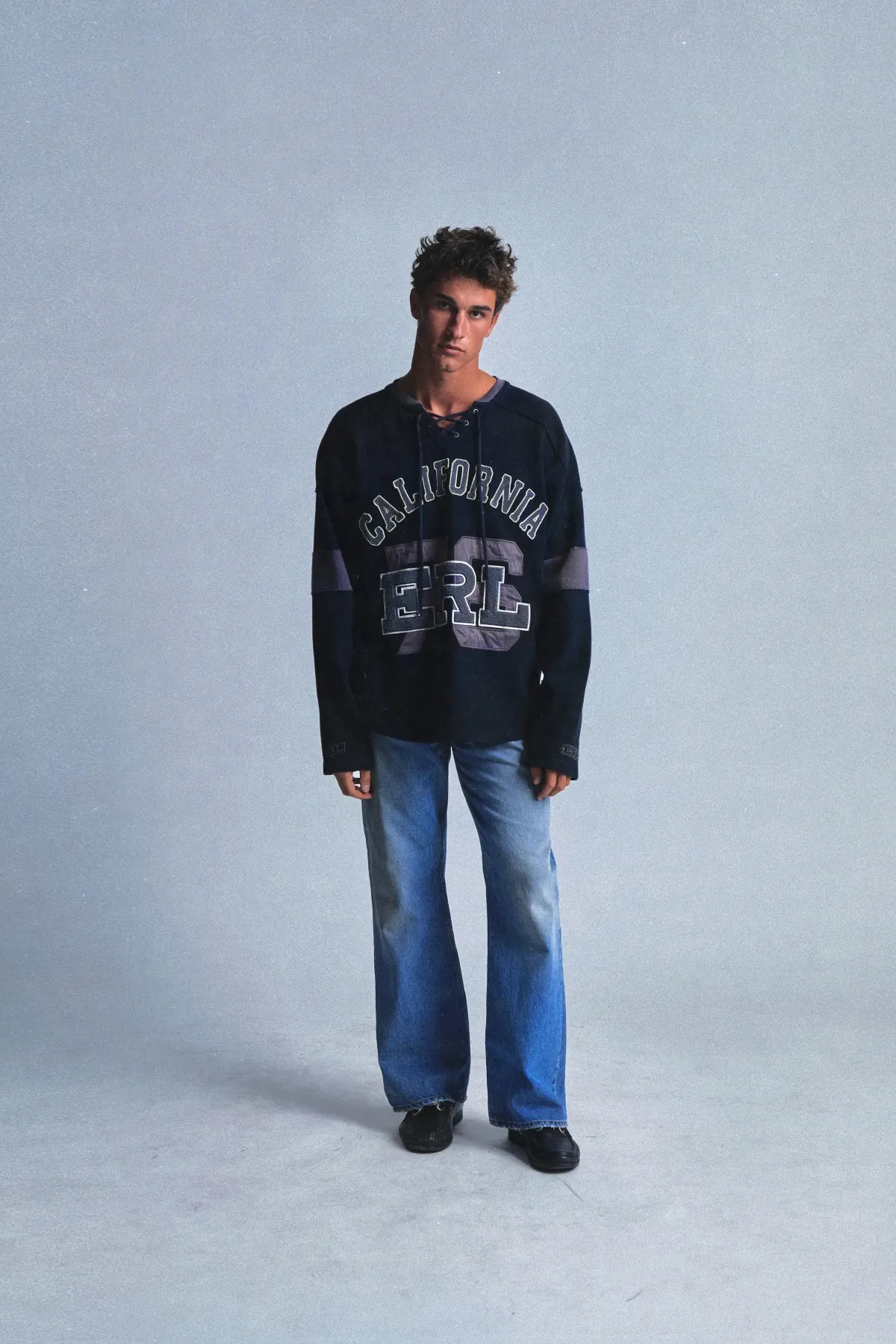 La collection ERL Automne 2025 se relève du feu avec une aisance américaine raffinée