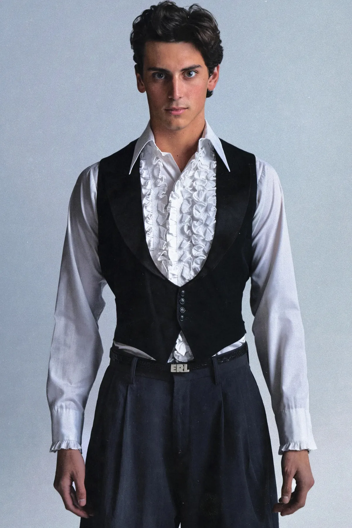 La collection ERL Automne 2025 se relève du feu avec une aisance américaine raffinée