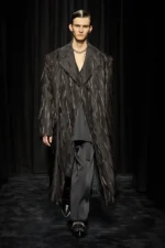 Jil Sander Fall Winter 2025 Milan Fashion Week 1 La collection Automne 2025 de Jil Sander est synonyme de force et de rébellion tranquille