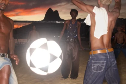 La campagne Printemps/Été 2025 de KENZO capture l'énergie brute de Rio de Janeiro