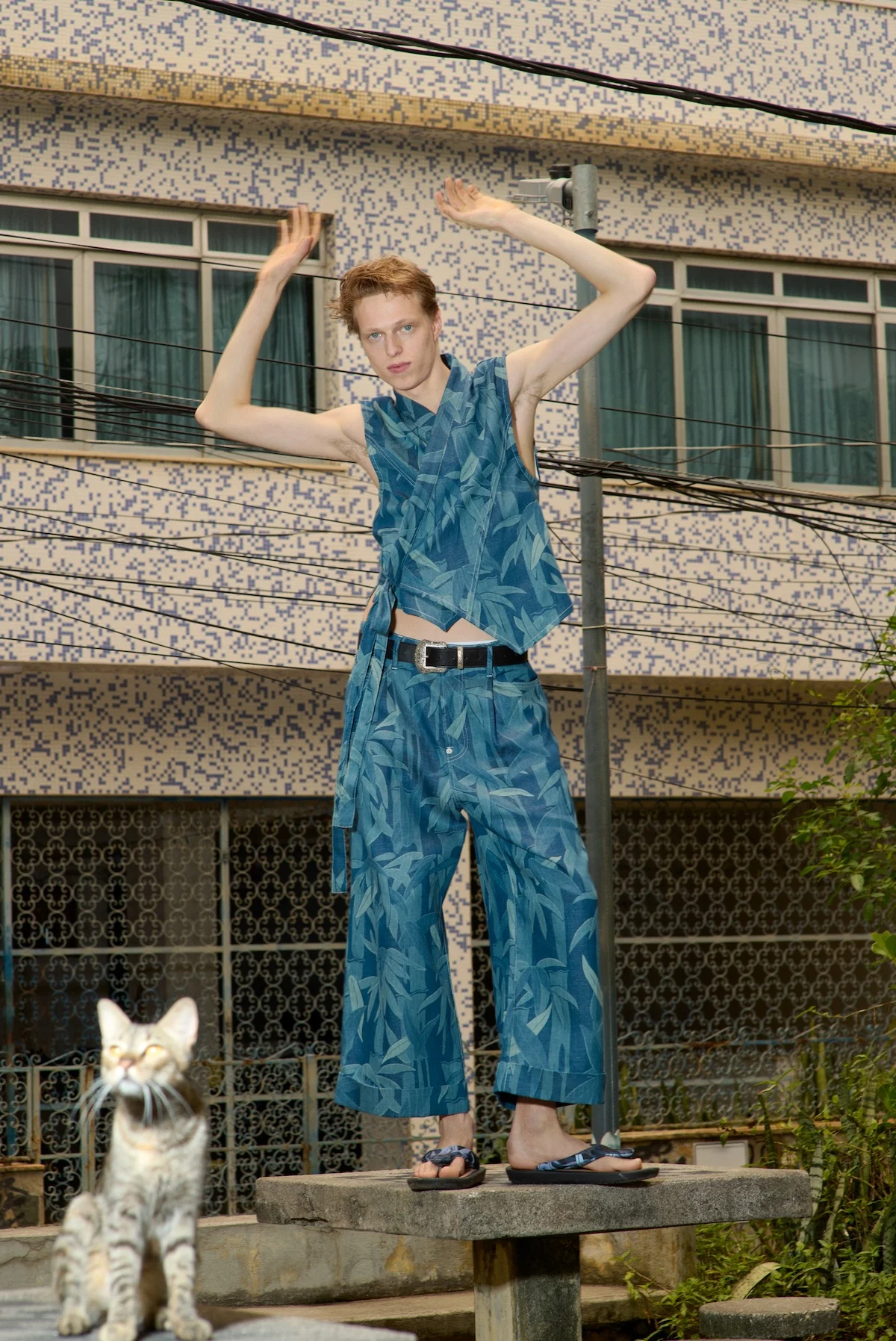 La campagne Printemps/Été 2025 de KENZO capture l'énergie brute de Rio de Janeiro