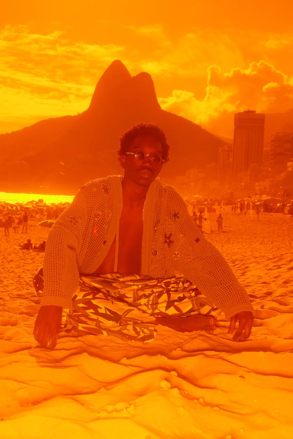 La campagne Printemps/Été 2025 de KENZO capture l'énergie brute de Rio de Janeiro