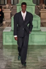 KentCurwen Fall Winter 2025 London Fashion Week 1 Pour l'automne 2025, KENT&CURWEN s'aventure au pays imaginaire