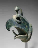 Le Metropolitan Museum of Art restitue une ancienne tête de griffon en bronze à un musée grec